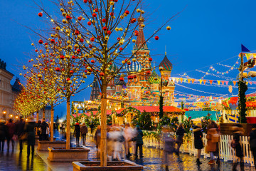 Obraz premium Christmas Market on the Red Square with Saint Basil's Cathedral on the background, Moscow, Russia