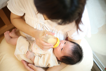 Obraz na płótnie Canvas ミルクを飲む新生児