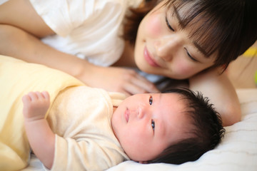 Obraz na płótnie Canvas 新生児と母親