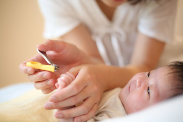 赤ちゃんの爪を切る母親