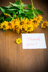 Naklejka premium bouquet of yellow big daisies on a wooden
