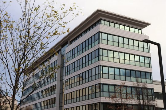 Immeuble de la s&eacute;curit&eacute; sociale - CPAM du Rh&ocirc;ne &agrave; Villeurbanne situ&eacute; 276 cours Emile Zola - Ville de Villeurbanne - D&eacute;partement du Rh&ocirc;ne - France - Immeuble de bureaux moderne vue de l'ext&eacute;rieur