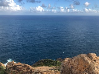 Fototapeta na wymiar sea and blue sky seen from a cliff