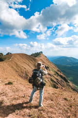 Naklejka premium Trekking the backpackers on the golden mountains with bright daytime skies, Mon Jong