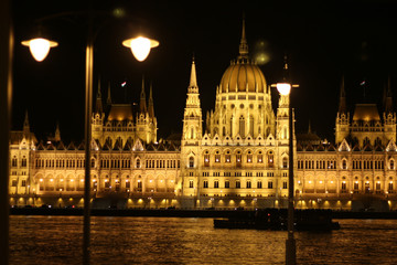 Obraz na płótnie Canvas Budapest at night