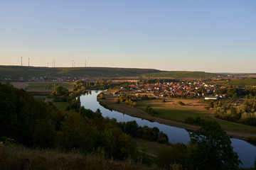 Blick auf Fahr am Main und die Weinberge an der Volkacher Mainschleife, Unterfanken, Bayern, Deutschland