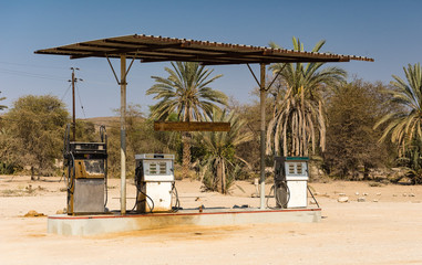 Reisen mit dem Auto: letzte Tankstelle vor dem Kaokoveld in Sesfontein, Kunene, Namibia