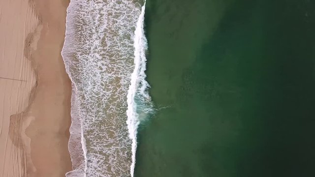 砂浜に打ち寄せる波 エメラルドの海 陽光 空撮 右にトラック 真俯瞰 海の中道海岸_v78_00607(DJI_0050PR_3_MOV)