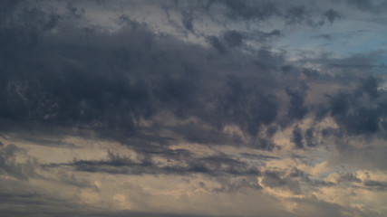 Fototapeta premium Ciel instable, traînées de Cirrus et d'Altocumulus