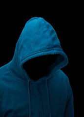 Gefährlicher Hacker mit Kapuzenpullover vor schwarzem Hintergrund.