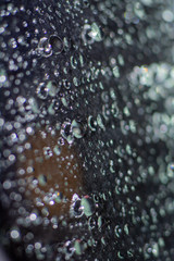gotas de agua sobre cristal