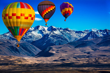 Fototapeta premium Beautiful colors of the hot air balloons flying over on the hill at new zealand