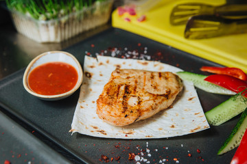 Chicken fillet grilled with vegetables.