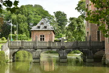 Le pont romantique à arches et l'une des dépendances du château Coloma à St-Pieter-Leeuw 