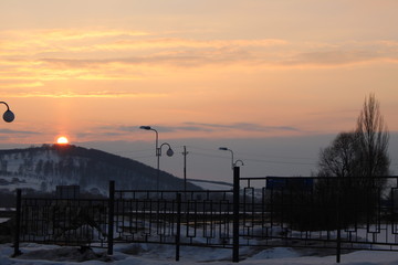 Fototapeta na wymiar Sunset over the mountain in winter.