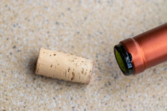 close de garrafa de vinho com rolha de corti&ccedil;a