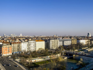 Fototapeta na wymiar Wien, Donaukanal, Stadtansicht, Donaucity im Hintergrund, Öster