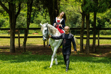 Laides passeando pelos jardim do castelo