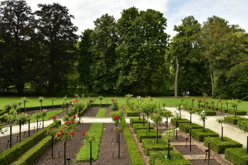 Décoration paysagère du jardin près des dépendances du château à la roseraie Coloma à St-Pieter-Leeuw
