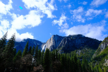 Obraz premium yosemite national park waterfall cloudy mountain 