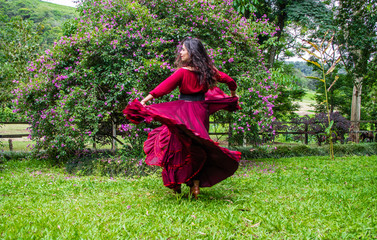 Laide medieval passeando pelos jardins do castelo