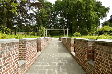 Chemin pavé entre deux murets à créneaux au parc Coloma à St-Pieter-Leeuw 