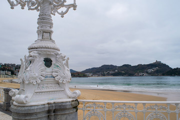 Fototapeta na wymiar Boardwalk view of the Playa de La Concha beach in San Sebastian