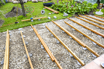 Terrassen Unterkonstruktion Schotter Kies Lärchenpfosten, Drain