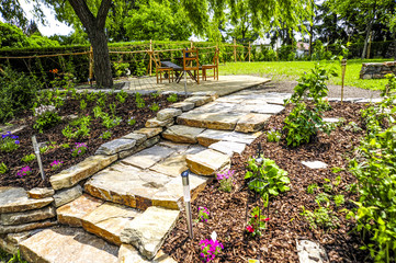 Naturgarten mit Trockensteinmauer