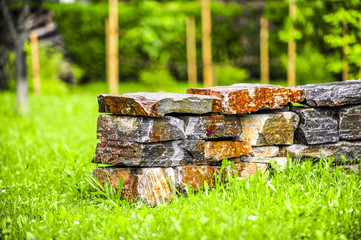 Naturgarten mit Trockensteinmauer