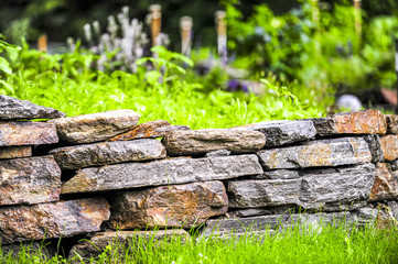 Naturgarten mit Trockensteinmauer