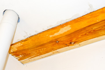 Wasserschaden im Haus durch eindringendes Regenwasser, undichtes
