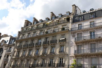 Fototapeta na wymiar Façade d'immeuble parisien