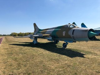 Fototapeta na wymiar Vieil avion de chasse soviétique à Kharkiv, en Ukraine