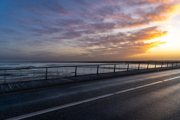 Fototapeta premium Le Mont Saint-Michel am Morgen Sonnenaufgang