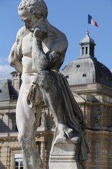 Fototapeta na wymiar Statue du Jardin du Luxembourg à Paris
