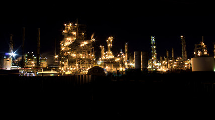 Fototapeta na wymiar Raffinerie illuminée la nuit noir