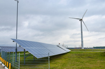 Возобновляемая альтернативная экологически чистая энергия солнца и ветра, добывается используя солнечные батареи и ветрогенераторы позволяет сохранить экологию земли. - 311619174