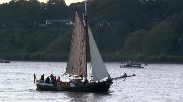 Parade der Museumsschiff 2014 auf der Elbe