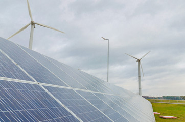 Возобновляемая альтернативная экологически чистая энергия солнца и ветра, добывается используя солнечные батареи и ветрогенераторы позволяет сохранить экологию земли. - 311619362