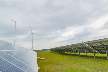 Возобновляемая альтернативная экологически чистая энергия солнца и ветра, добывается используя солнечные батареи и ветрогенераторы позволяет сохранить экологию земли. - 311619374
