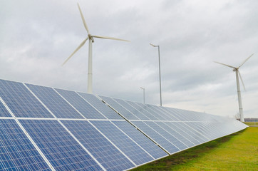 Возобновляемая альтернативная экологически чистая энергия солнца и ветра, добывается используя солнечные батареи и ветрогенераторы позволяет сохранить экологию земли.