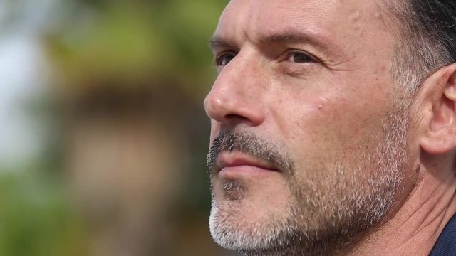 Primer plano de hombre de mediana edad con aptitud relajada