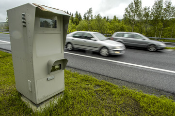Radarkasten an der A2, PKW beim Überholen, Österreich, NIeder?