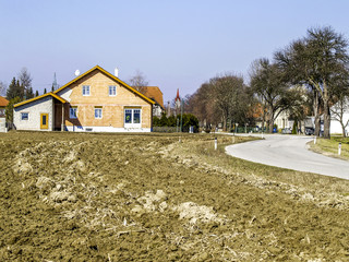 Neu gebaute Häuser am Land, Feld, Acker, Österreich, NIederös