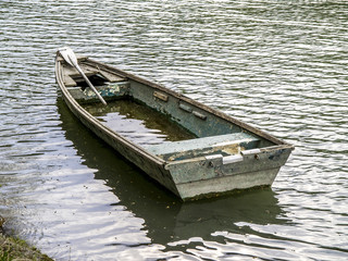 Verlassenes Boot am Fluss, Österreich, NIederösterreich, Wien