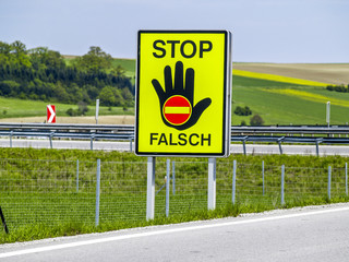 Verkehrsschild, Stop mit ausgestreckter Hand, falsche Fahrtricht