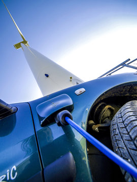 Windpark Parndorf, Elektroauto wird mit Strom getankt, steckt an