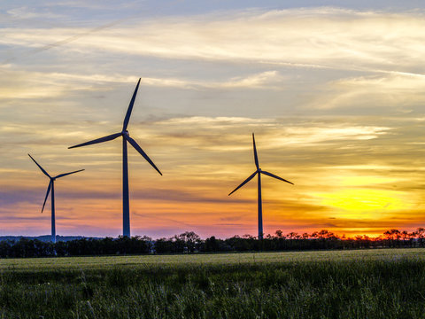 Windpark Parndorf, Windr&auml;der im Sonnenuntergang, &Ouml;sterreich, B