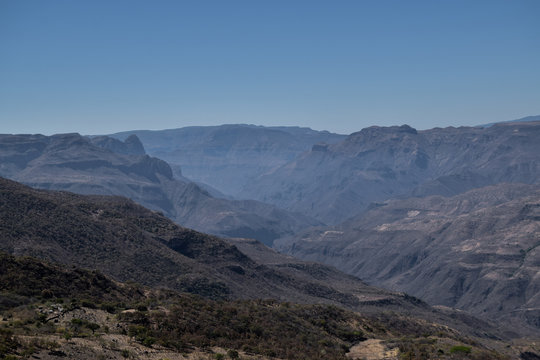 Cadena de montañas en el desierto. Barranca de San Andrés, Jalisco. Sierra Wixarika.